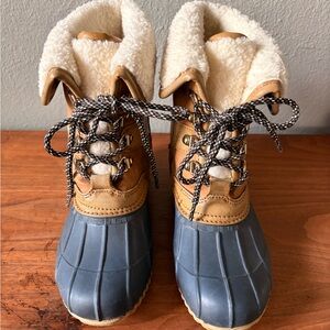 Tommy Hilfiger Faux Sherling Duck Boots, Size W5.